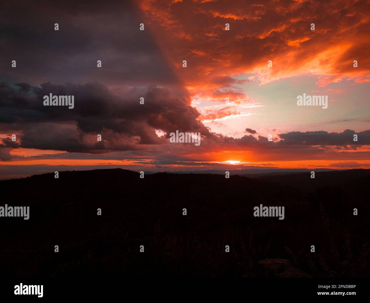 hermosa puesta de sol, con nubes que forman toros Foto de stock