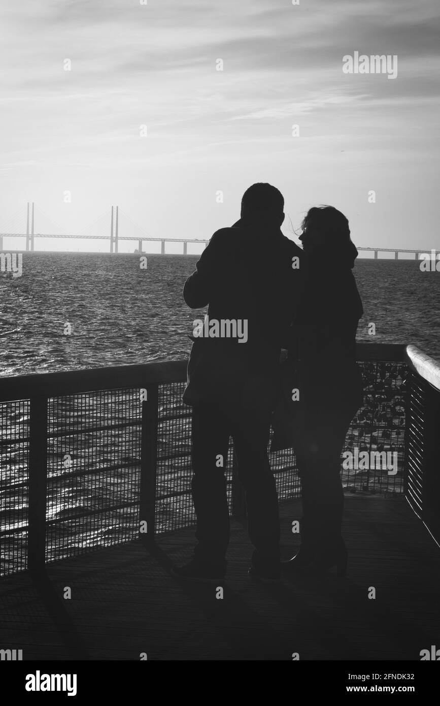 210501 Malmo Suecia - Foto en blanco y negro de pareja tomando selfie.  Fotografías de alta calidad Fotografía de stock - Alamy