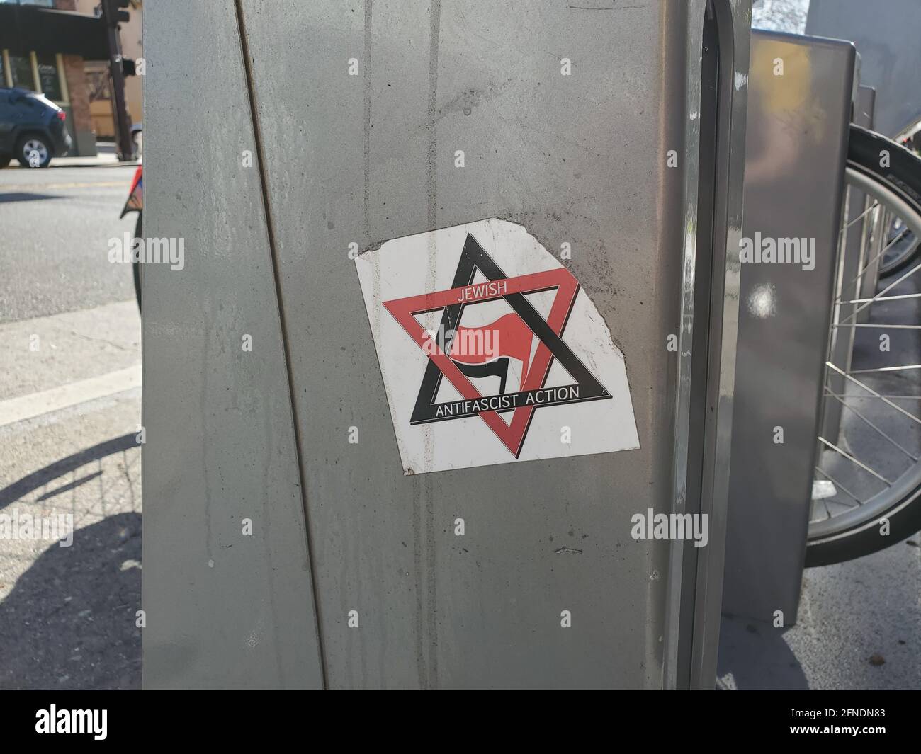 Primer plano de una pegatina de la Acción Antifascista Judía en un portabicicletas en Berkeley, California, 31 de enero de 2021. () Foto de stock