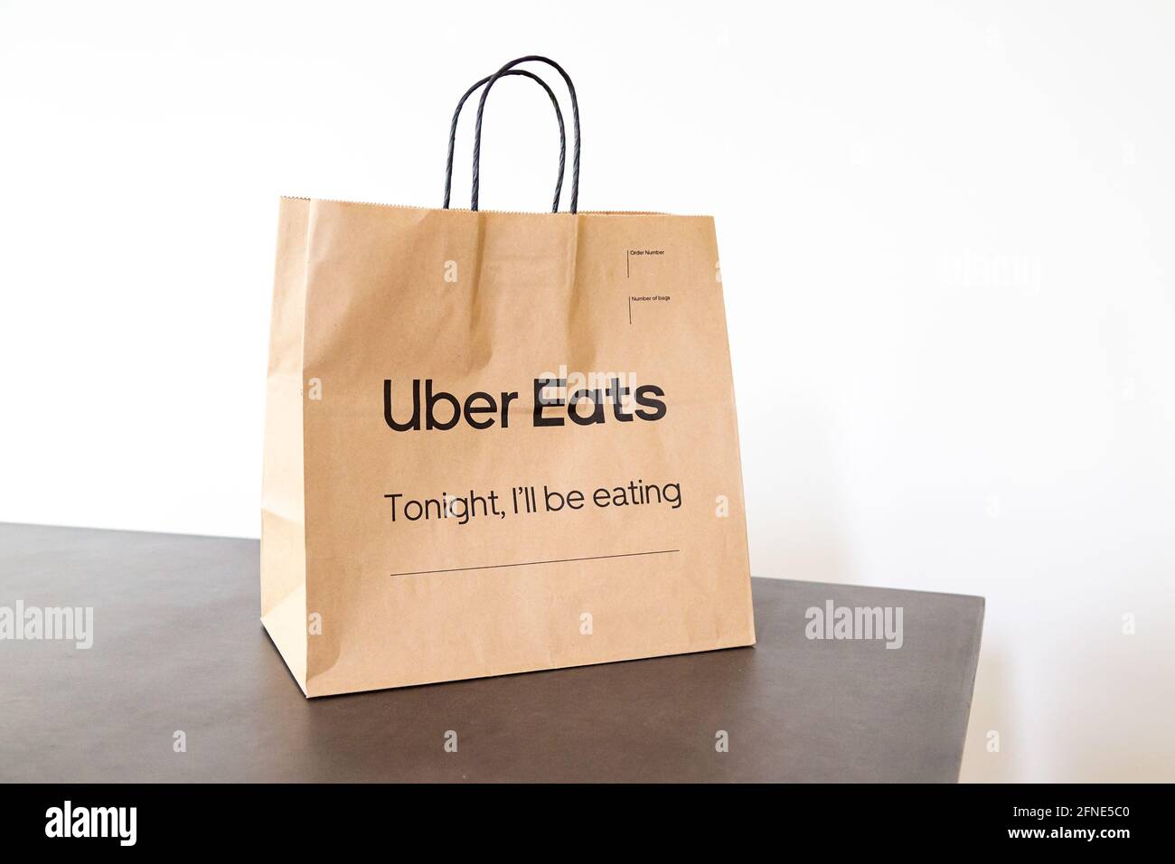 Bolsa de entrega de papel Uber Eats en mesa de comedor Fotografía de stock  - Alamy