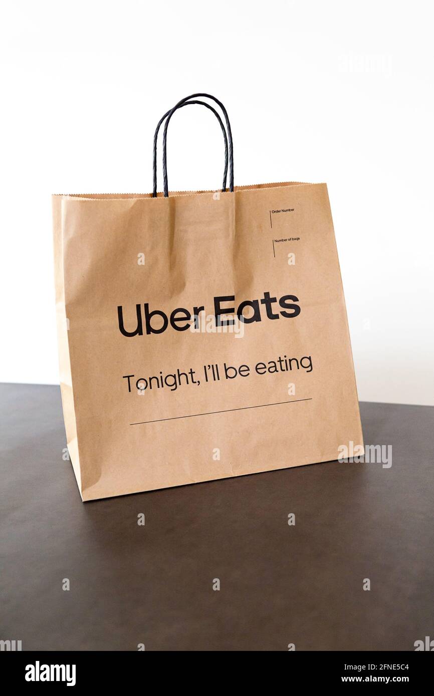 Bolsa de entrega de papel Uber Eats en mesa de comedor Fotografía de stock  - Alamy