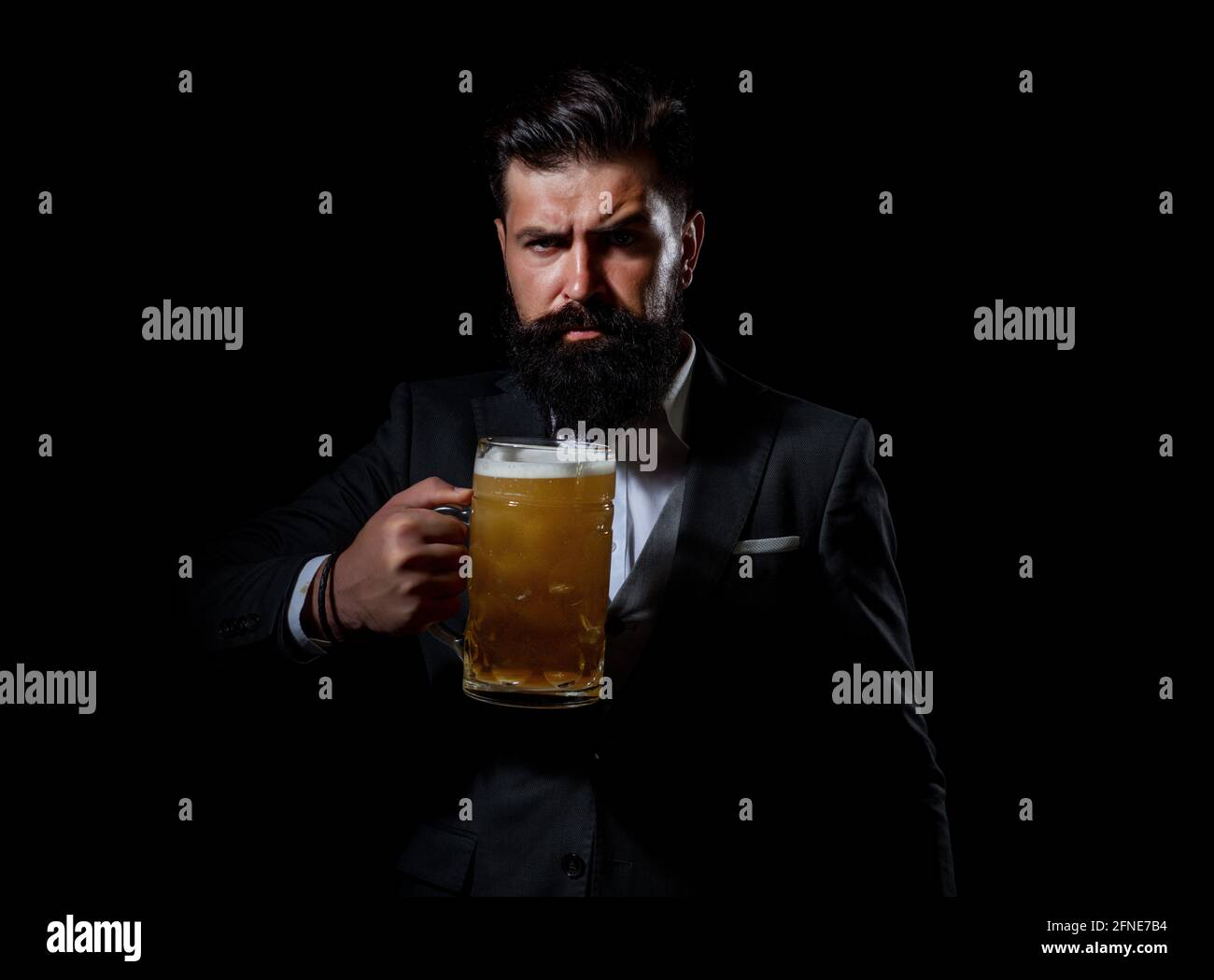 Hombre elegante bebiendo cerveza. Feliz cervecero sosteniendo un vaso con  cerveza Fotografía de stock - Alamy