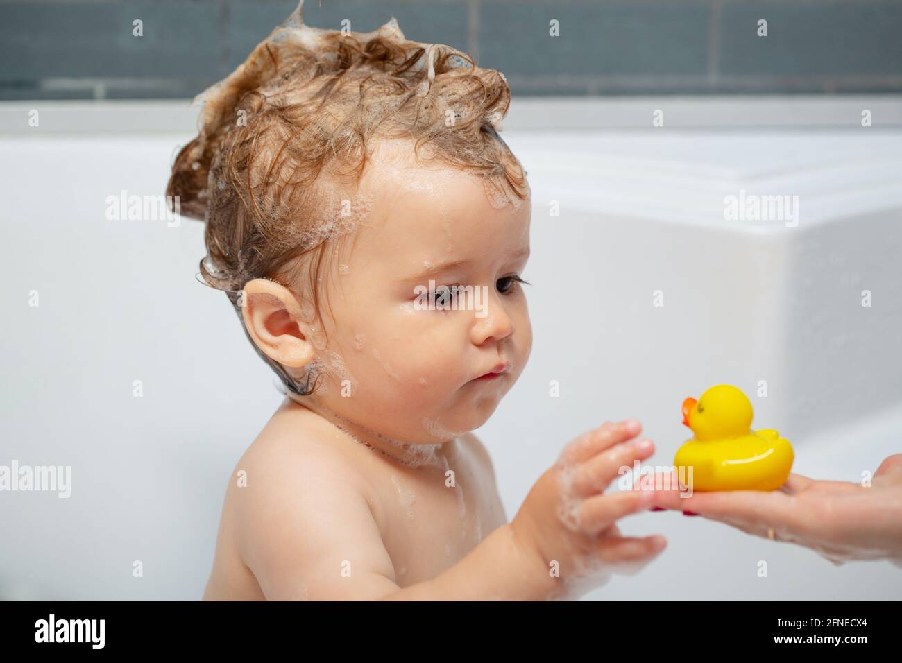 Niño Pequeño Está Lavando Su Pelo En El Baño Baño De Burbujas Para Niños Fotografía De Stock 