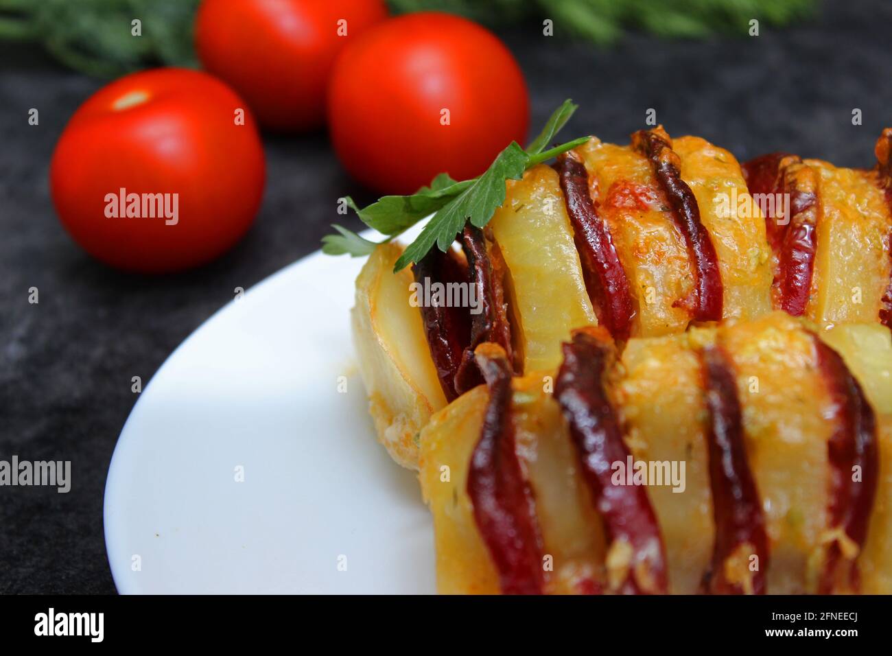 patata rellena de salami, queso, ketchup, ajo y hierbas. Las patatas enteras horneadas se rebanan y se rellenan. Receta tradicional sueca Foto de stock