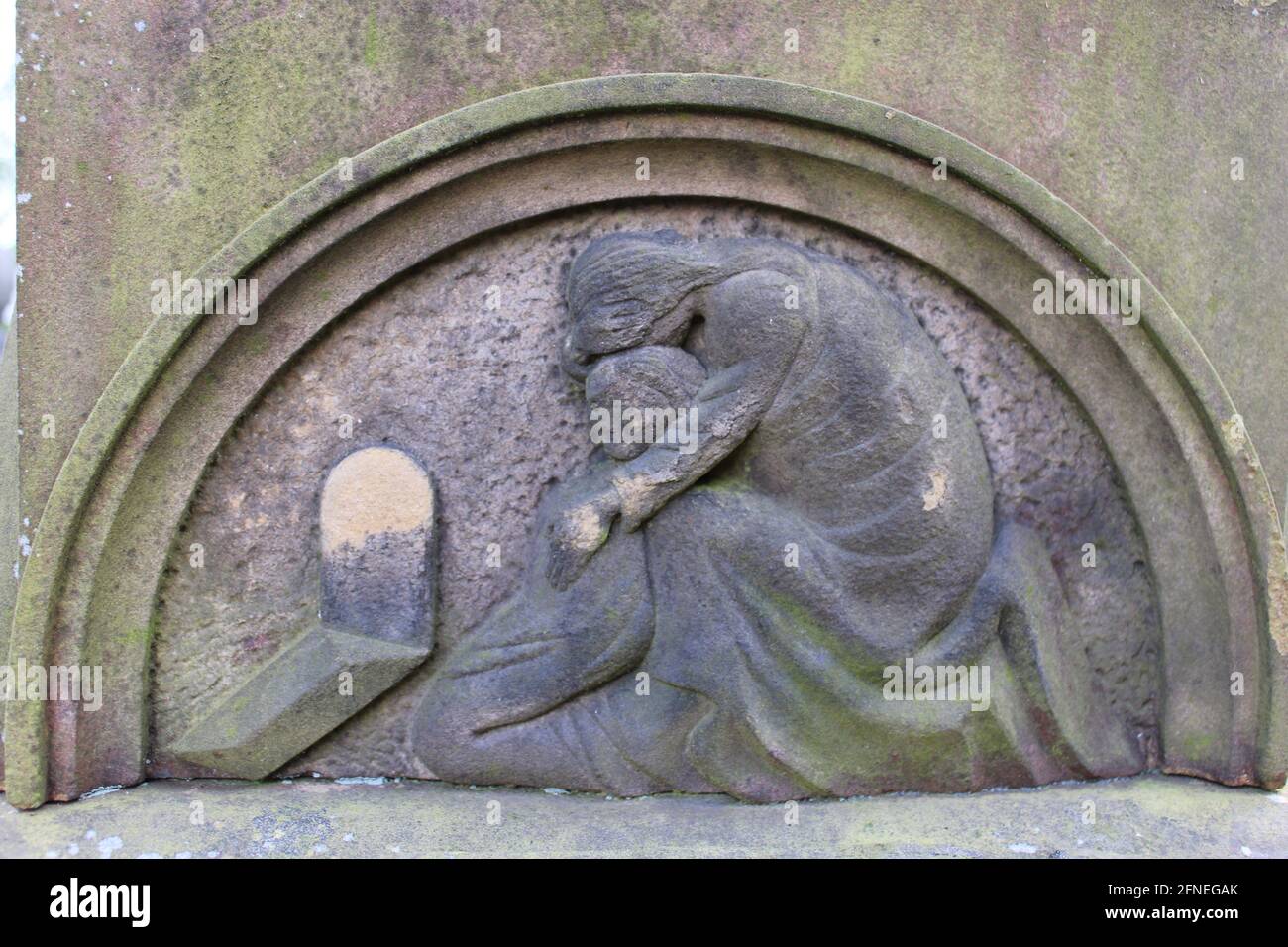 Arco De Piedra Con Una Madre Tallada Y Un Bebe Arrodillado En Un Dado Parte De Un Conjunto De 4 Imagenes Fotografia De Stock Alamy