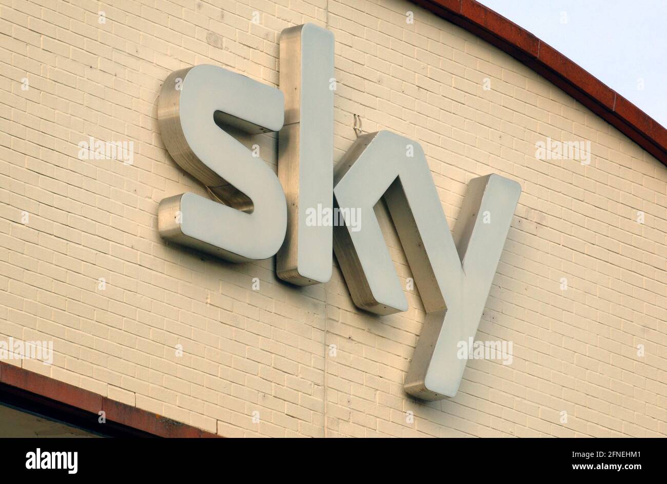 Foto del archivo fechada el 09/08/07 del logotipo de la televisión Sky en sus oficinas en Osterley, al oeste de Londres. Netflix, Sky y Bisha K Ali están apoyando un nuevo programa para apoyar a guionistas de minorías étnicas. Fecha de emisión: Lunes 17 de mayo de 2021. Foto de stock