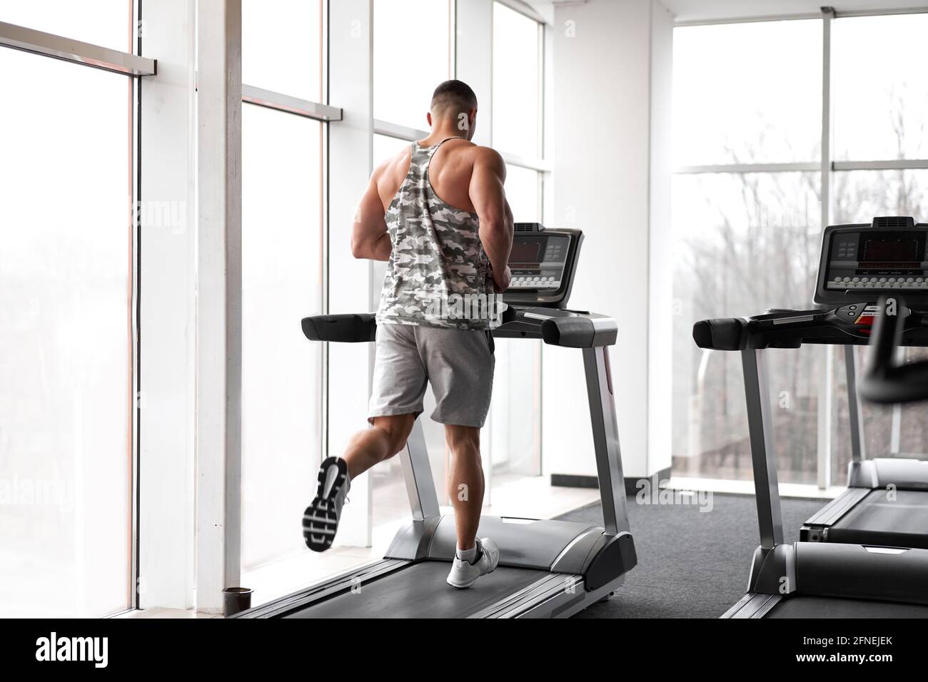 Modelo de fitness Hombre posando en el gimnasio. Hombre guapo con grandes  músculos, posando en la cámara en el gimnasio Fotografía de stock - Alamy