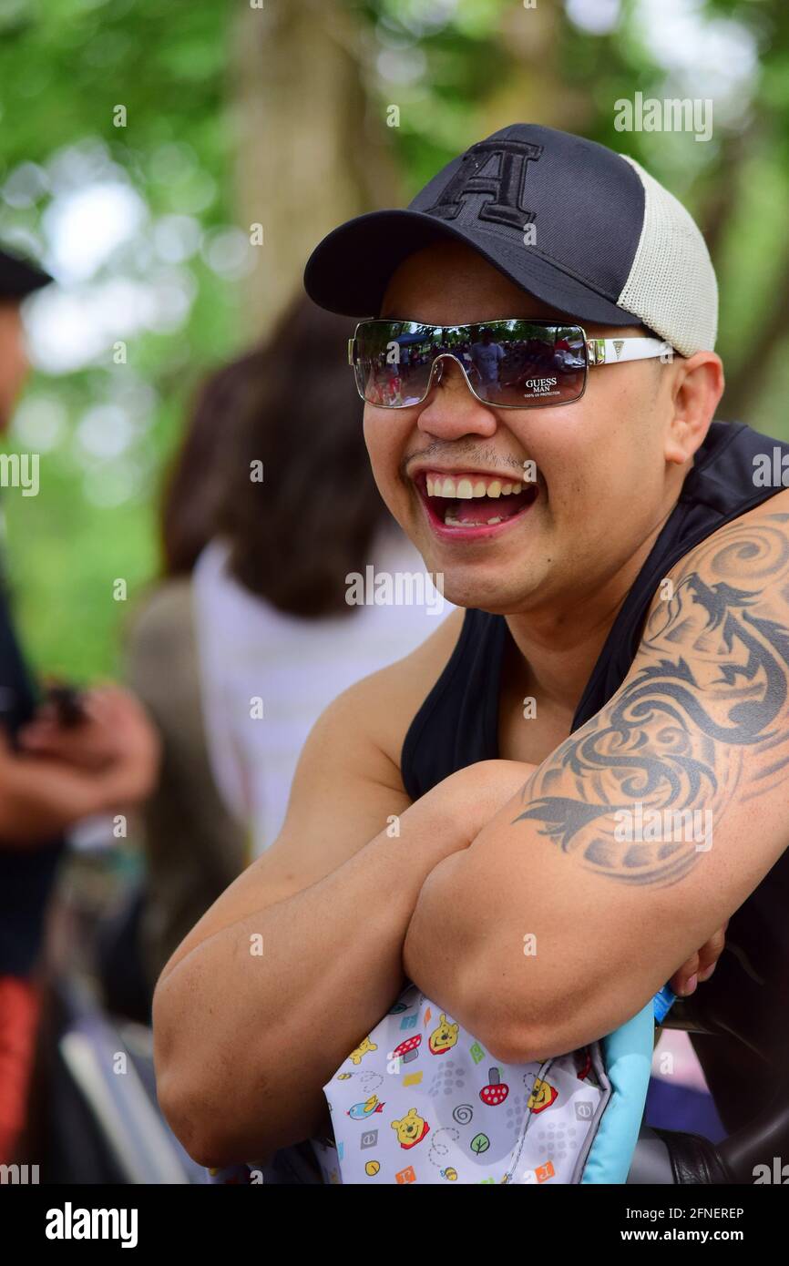 filipino que lleva gafas de sol Guess riendo mientras el Día de la Independencia de Filipinas 2015, Vincent Massey Park, Ottawa, Ontario, Canadá Fotografía de - Alamy