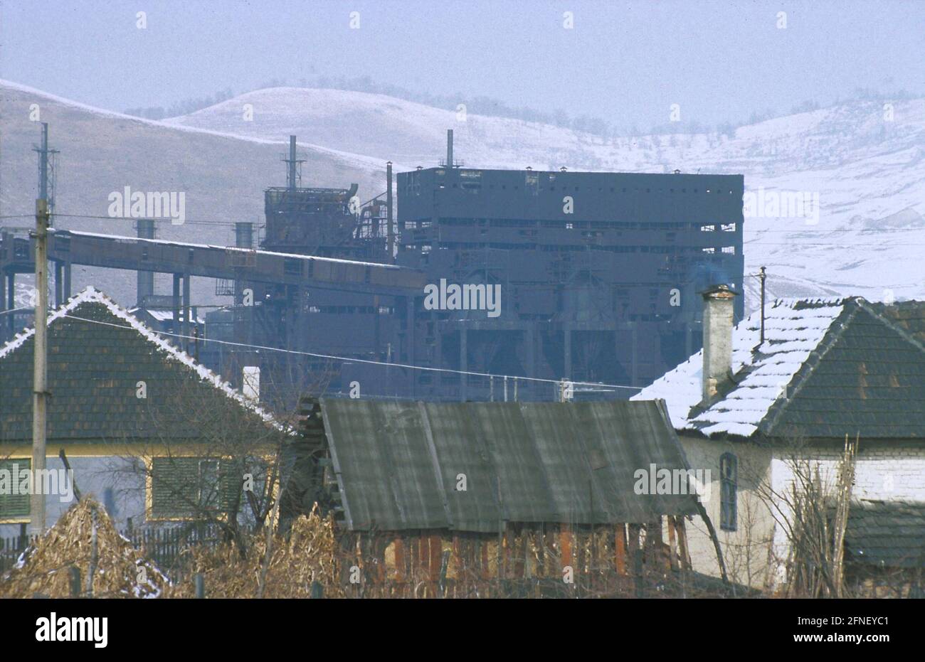 'Little Kopish - un pueblo ''negro'' en Rumanía debido a las emisiones de hollín de la fábrica de allí. [traducción automática]' Foto de stock