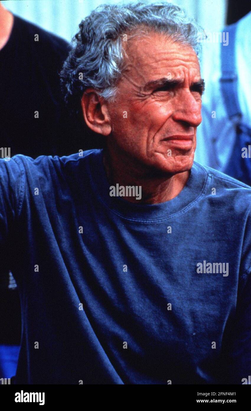 El director de cine y coreógrafo americano HERBERT ROSS (foto) murió en Nueva York el 9 de octubre de 2001 a la edad de 74 años. Sus obras más conocidas incluyen 'Funny Girl' y 'Steel Magnolias'. [traducción automática] Foto de stock