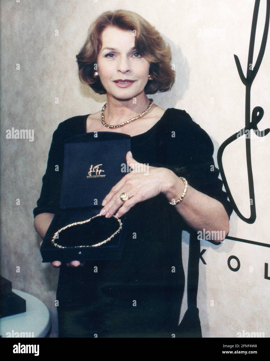 Senta Berger presenta joyas de su propia colección en la feria de joyas de  Munich y ver Inhorgenta, aquí un collar dorado. [traducción automática]  Fotografía de stock - Alamy