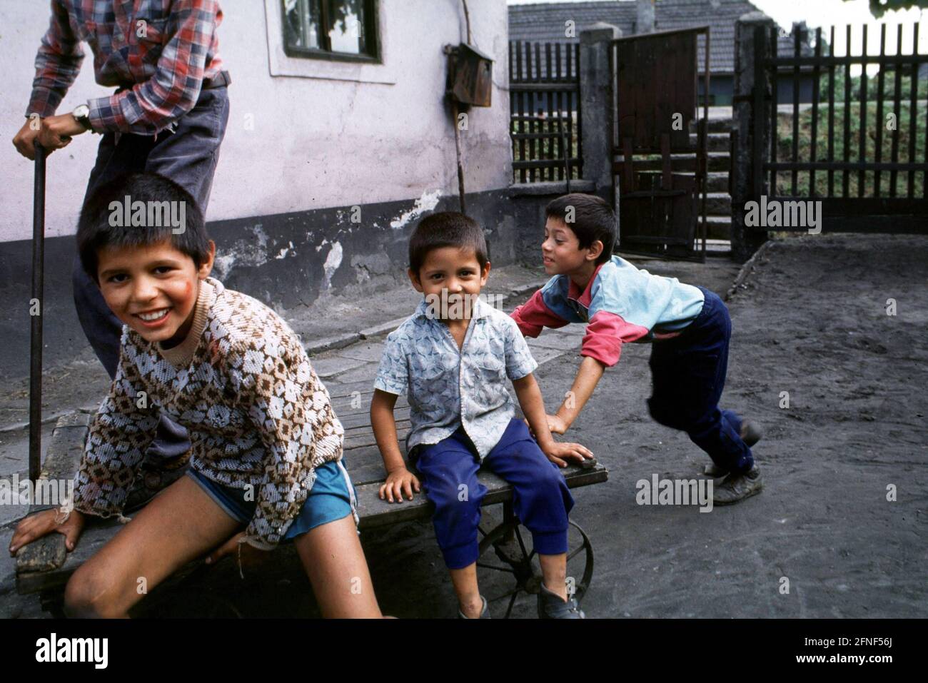 'Niños jugando en el pueblo de Copsa Mica. Aquí la fábrica ''Carbosin'' contaminó los alrededores y el pueblo con hollín.n [traducción automática]' Foto de stock