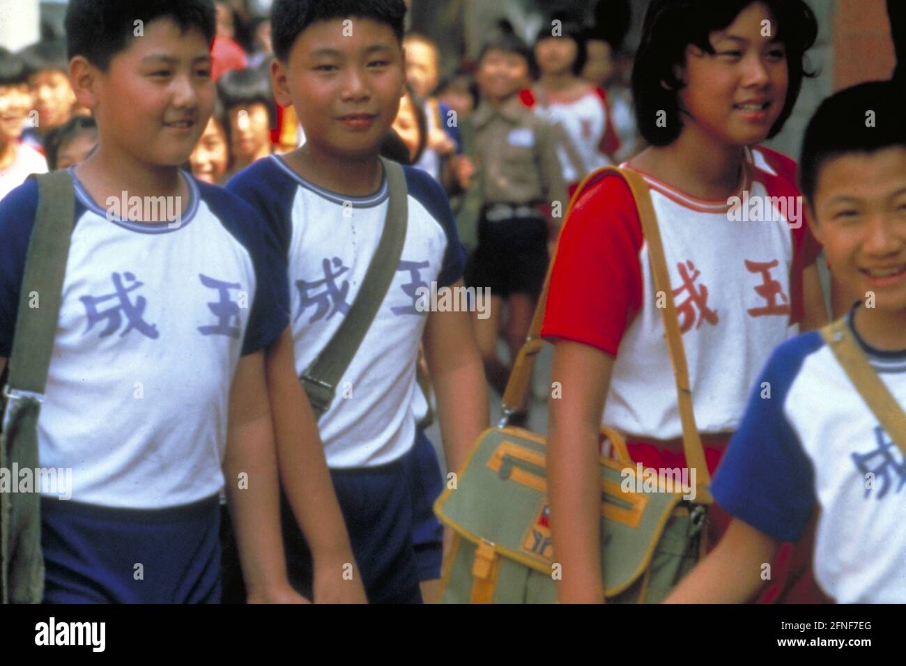 El uniforme escolar es obligatorio para los estudiantes de primaria en  Taiwán, sólo los estudiantes de secundaria pueden vestirse individualmente.  [traducción automática] Fotografía de stock - Alamy