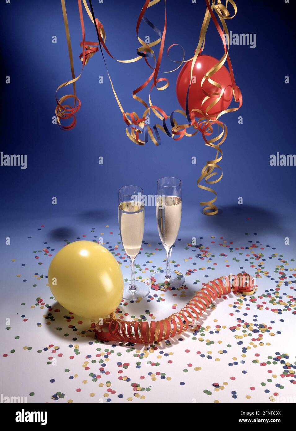 Nochevieja, Año Nuevo, Año Nuevo, copas de champán, confeti, streamers, balloons.nnn [traducción automática] Foto de stock