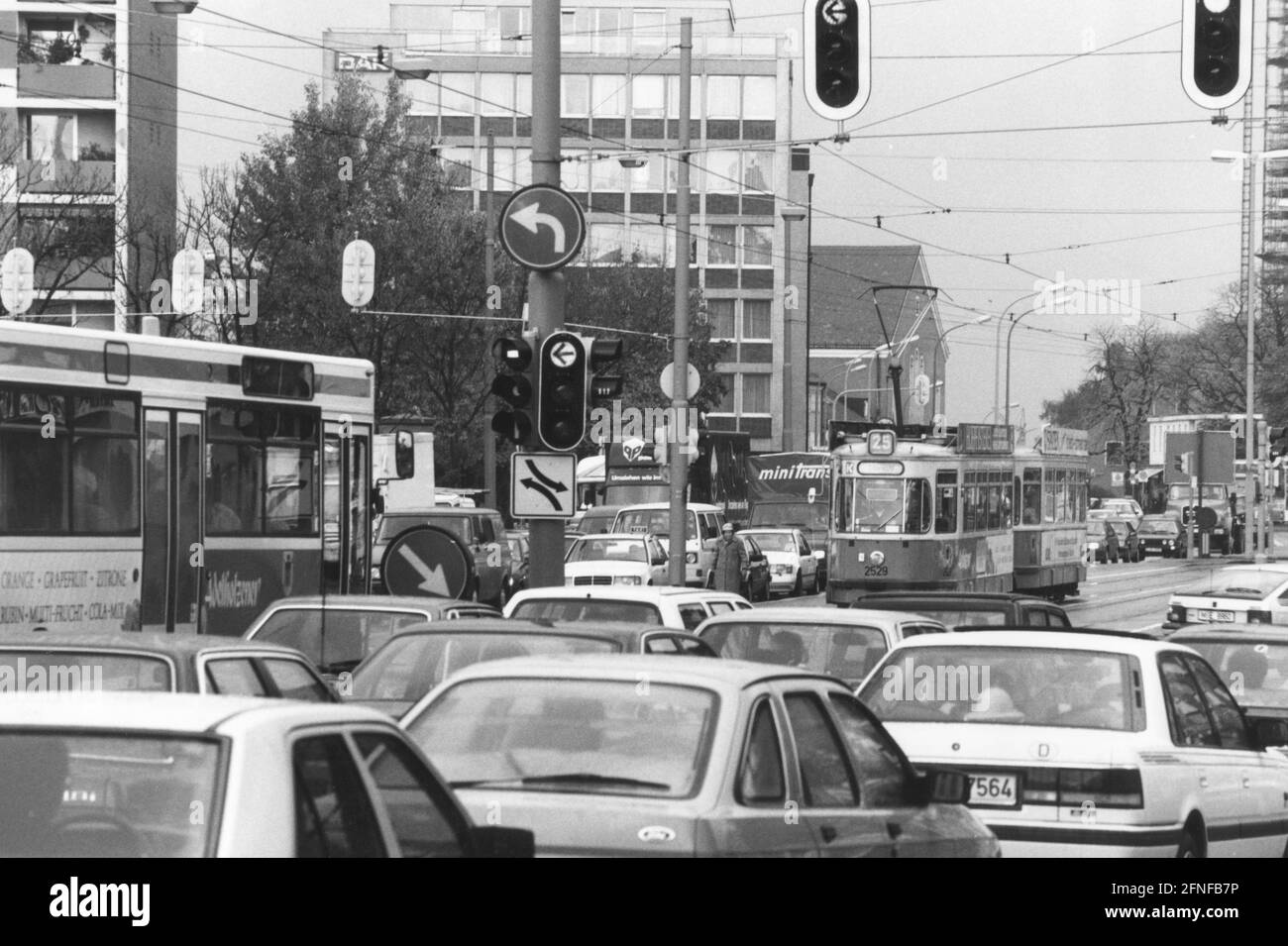 En la intersección de Candidstraße, Tegernseer Landstraße y Grünwalderstraße, el tranvía pasa entre el tráfico pesado causado por los coches. [traducción automática] Foto de stock