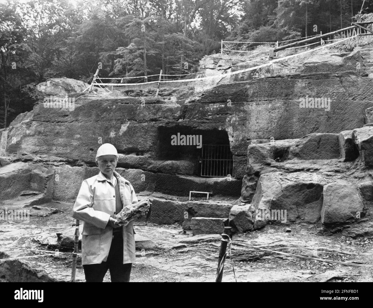 Excavación de una mina de cobre romana en Trier. El sitio romano es considerado la mina de cobre más antigua y por lo tanto más importante de Europa. Esta imagen muestra al líder de excavación Julius Beusing con un bulto de malaquita excepcionalmente grande. [traducción automática] Foto de stock