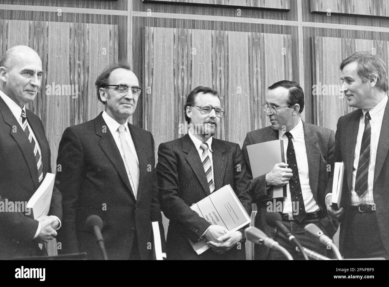 Los expertos en evaluación del desarrollo macroeconómico en una conferencia de prensa. Desde la izquierda: Dieter Pommer, Hans Karl Schneider, Rüdiger Pohl, Helmut Hesse y Ernst Helmstädter. [traducción automática] Foto de stock