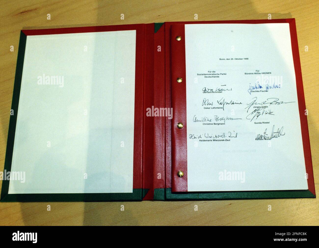 El acuerdo de coalición firmado por los Verdes y el SPD. Firmado del lado del SPD: El futuro Canciller Federal Gerhard Schröder, el Presidente del SPD Oskar Lafontaine, la futura Ministra Federal de Asuntos de la Familia Christine Bergmann, la futura Ministra de Cooperación Económica, del lado de los Verdes: El Ministro de Relaciones Exteriores y Vicecanciller designado Joschka Fischer, el Presidente del Partido del futuro Ministro Federal de Medio Ambiente Jürgen Trittin, el Portavoz del Comité Ejecutivo Federal de Bündnis 90/Die Grünen Gunda Röstel, el Presidente del Bundestag Foto de stock