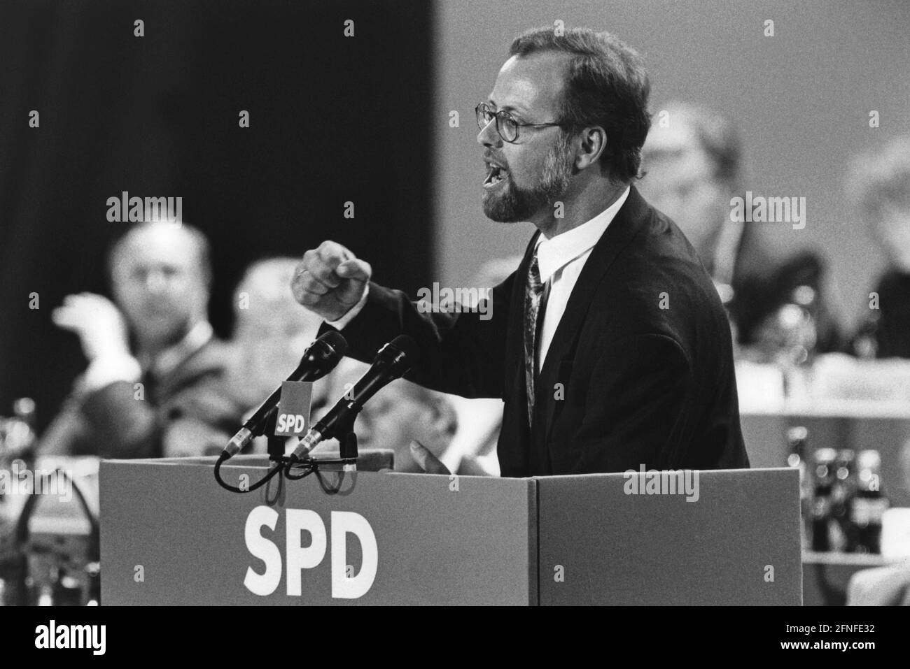 Rudolf Scharping, presidente del SPD, durante su discurso en la conferencia especial del SPD en la sala de exposiciones Gruga de Essen. [traducción automática] Foto de stock