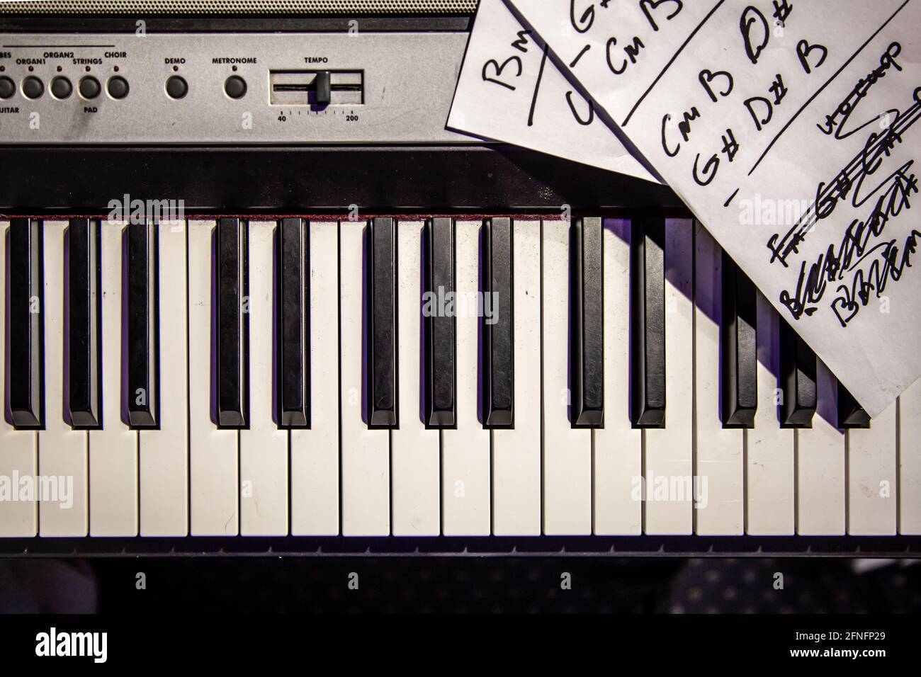 Un primer plano de un folleto con acordes escritos a mano se encuentra en  las teclas de piano Fotografía de stock - Alamy