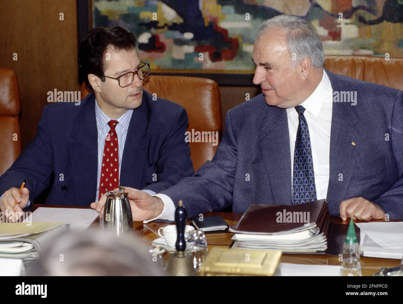El Ministro Federal de Relaciones Exteriores Klaus KINKEL , FDP , y el  Canciller Federal Helmut KOHL , CDU , en una reunión del gabinete en  febrero de 1993 [traducción automática] Fotografía de stock - Alamy