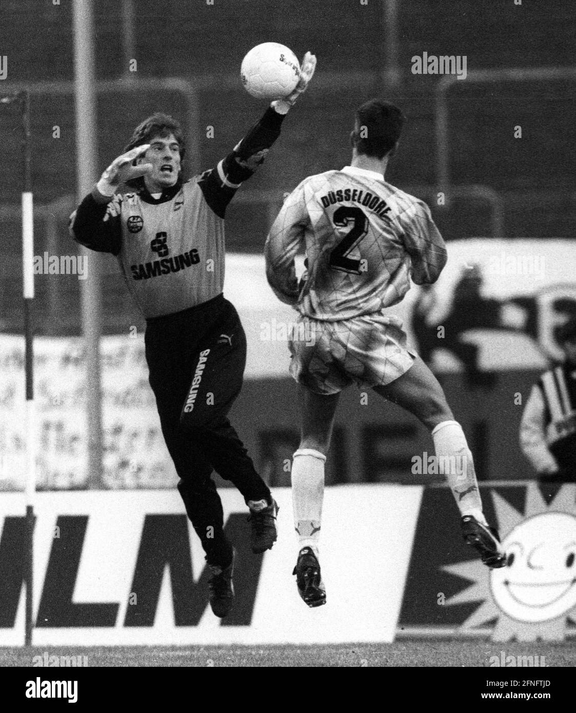 Eintracht Frankfurt - Fortuna Düsseldorf / 30.11.1991/ Portero Uli Stein (SGE) atrapa la pelota delante de Hutwelker (F95) [automatizado traducción] Foto de stock