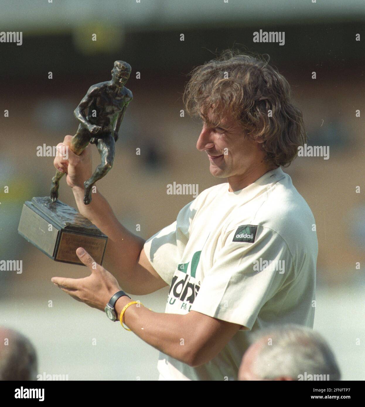 Christian Schenk (10-Fight) recibe el premio conmemorativo de Rudolf Harbig en el Campeonato Alemán de Atletismo 1995 en Bremen. Aufn.02.07.1992. [traducción automática] Foto de stock