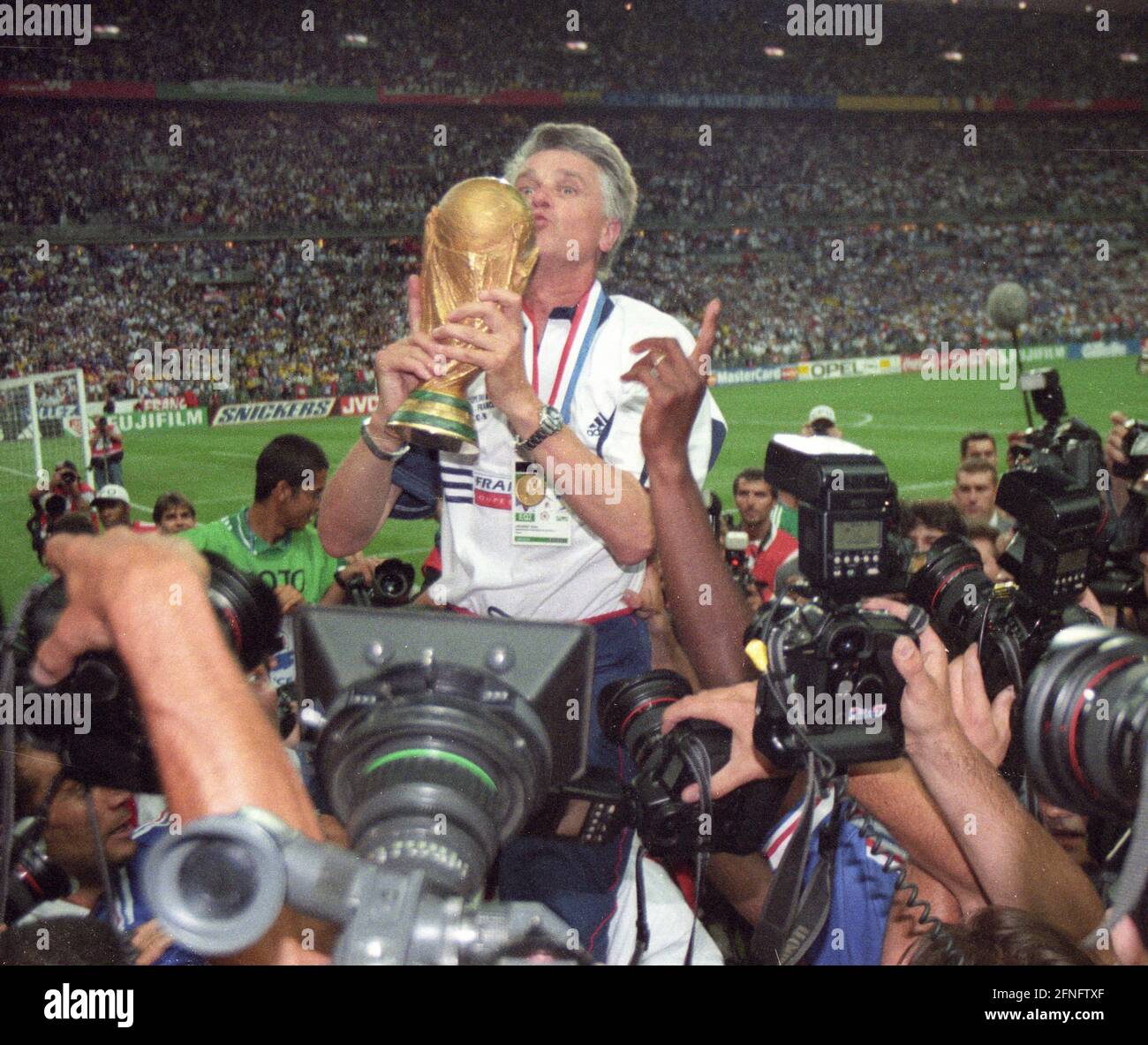 Campeonato Mundial 1998 en Francia. Final: Francia - Brasil 3:0/12.07.1998 en St. Denis. Entrenador Aime Jacquet (FRA) con el trofeo de la Copa del Mundo. [traducción automática] Foto de stock