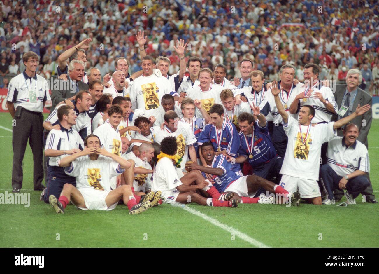 Campeonato Mundial 1998 en Francia. Final: Francia - Brasil 3:0/12.07.1998 en St. Denis. Foto del equipo Francia con trofeo. [traducción automática] Foto de stock