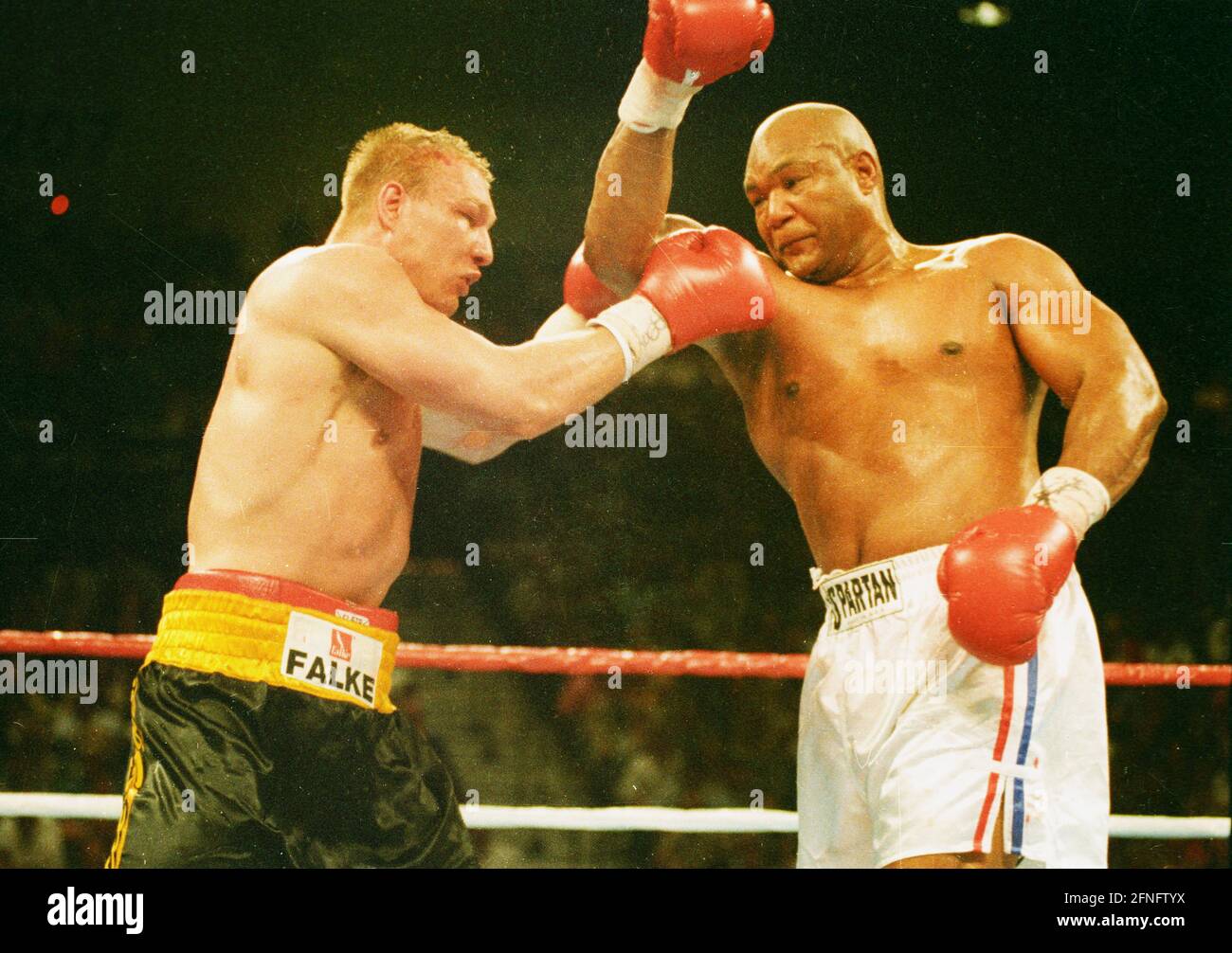 Campeonato Mundial de Boxeo de peso pesado lucha George Foreman (EE.UU.) -  Axel Schulz (izquierda) (Alemania) 22.04.1995 [traducción automática]  Fotografía de stock - Alamy