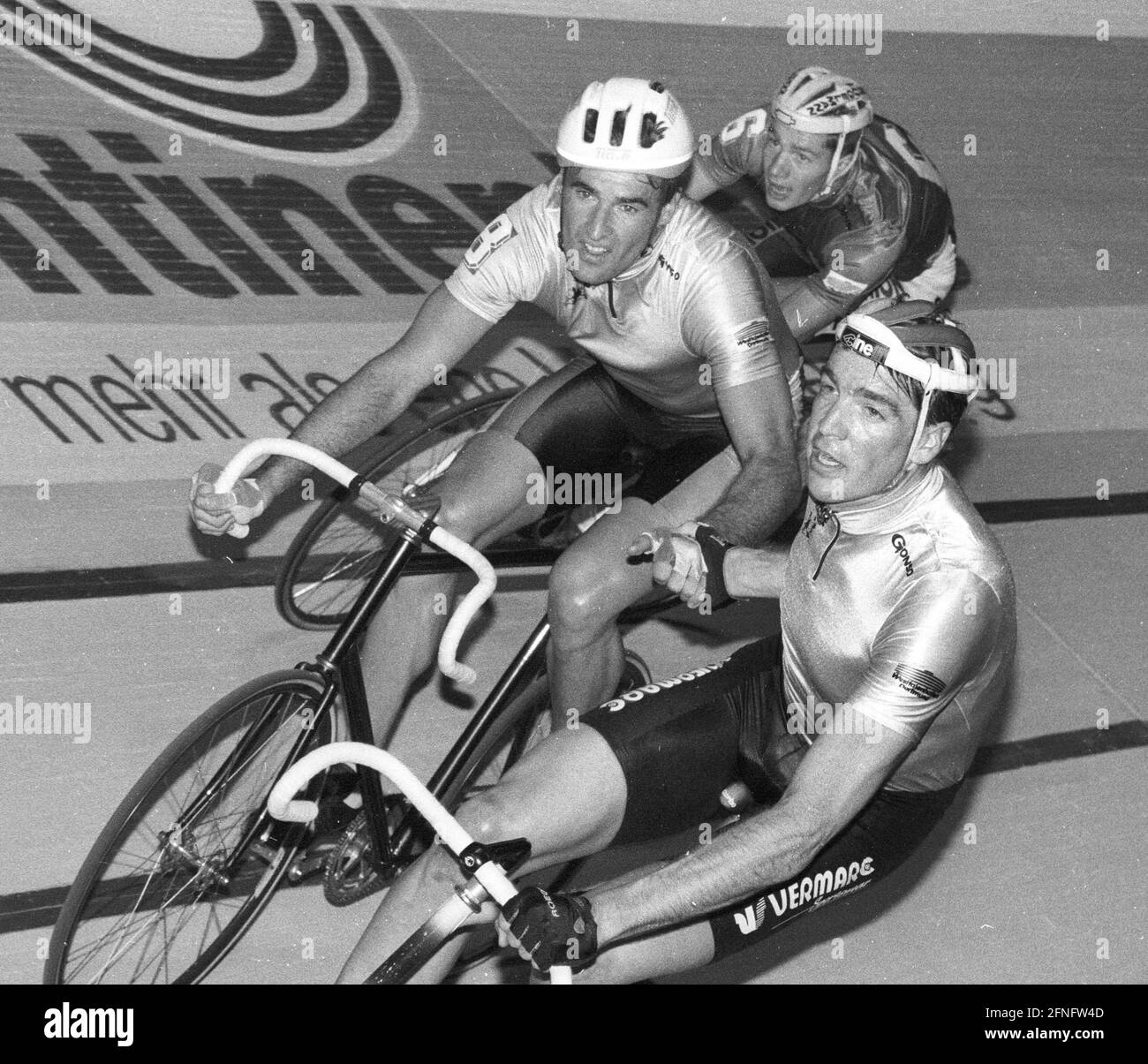 Ciclismo: Carrera de 6 días en Dortmund: Remig Stumpf (arriba) con el compañero Jochen Görgen Aufn. 29.10.1992. [traducción automática] Foto de stock