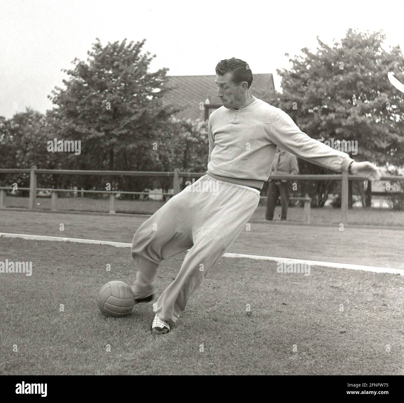 Copa Mundial de Fútbol 1958 en Suecia : Fritz Walter (Alemania) en acción durante el entrenamiento , dispara . En los trimestres alemanes de Bjärred 17.06.1958 [traducción automática] Foto de stock