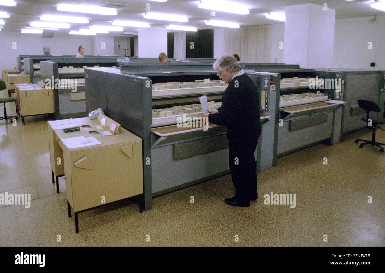 DDR / Staatssicherheit / 21.1.1992 Archivo del STASI en Normannenstrasse, archivos no catalogados en índices de tarjeta rotando como un revólver. Los archivos de la Seguridad del Estado tienen varios kilómetros de largo. Se calcula que en ese país se registran unos 6 millones de personas. // Vigilancia / Servicio Secreto / Estado / Archivos / Informers / Política de la RDA [traducción automática] Foto de stock