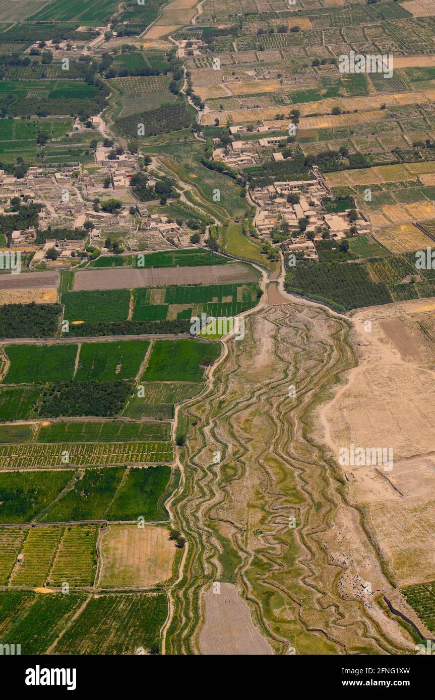 Vista aérea de granjas y pequeñas aldeas en el sur de Afganistán Foto de stock