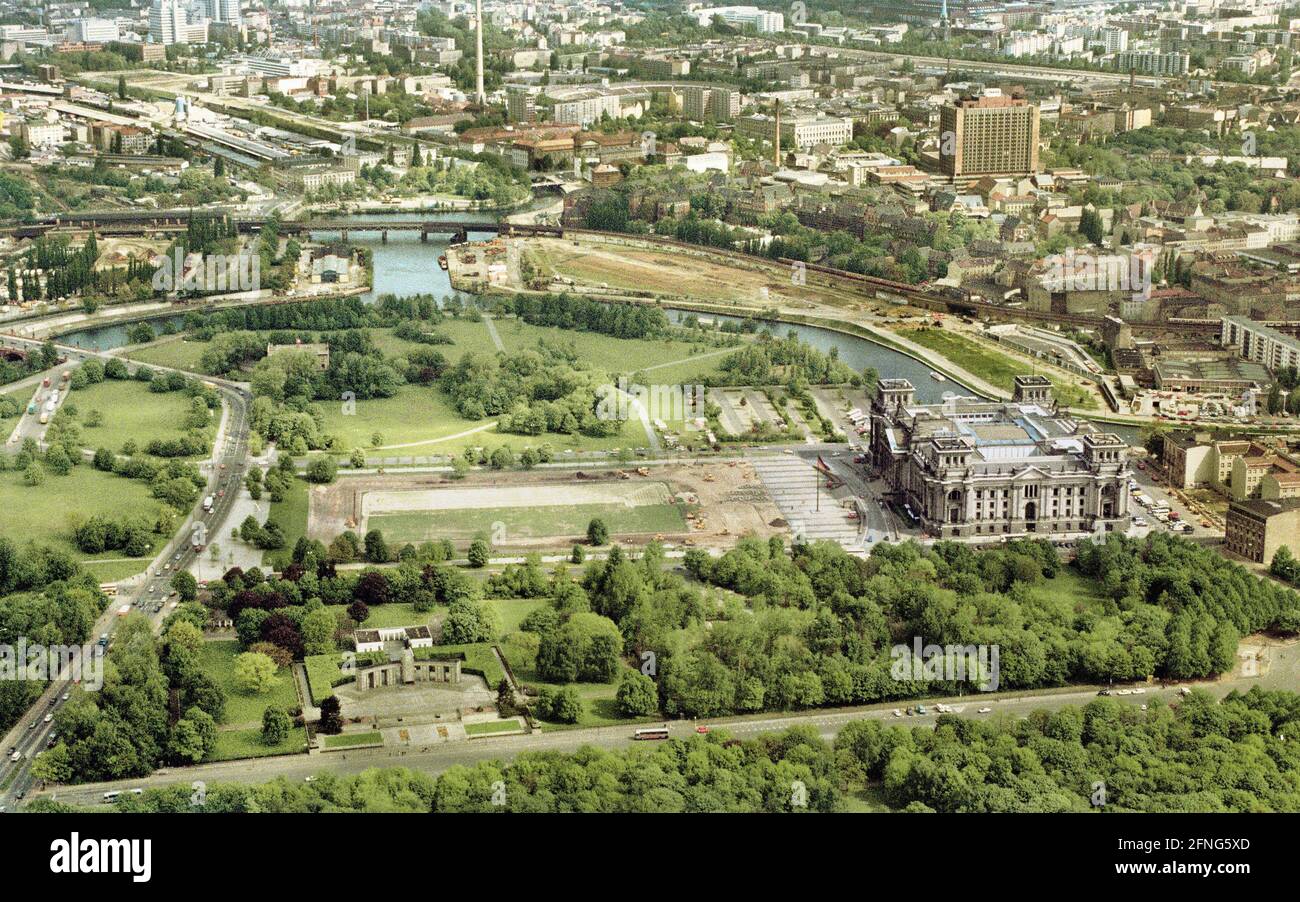 Berlín-Ciudad / Distrito gubernamental / 5 / 1991 Reichstag, Platz der Republik, Spreebogen. Arriba a la izquierda: Lehrter Bahnhof, ahora Haupt-Bahnhof, debajo: Strasse des 17.Juni y el Monumento Soviético. En el extremo izquierdo está la Cancillería Federal, en el Spreebogen se encuentran los edificios del Bundestag. En la era nazi se suponía que la gran sala abovedada de la capital del Reich, Germania, iba a estar allí. // Spree / Bundestag / Distritos / Tiergarten *** Caption Local *** [traducción automática] Foto de stock