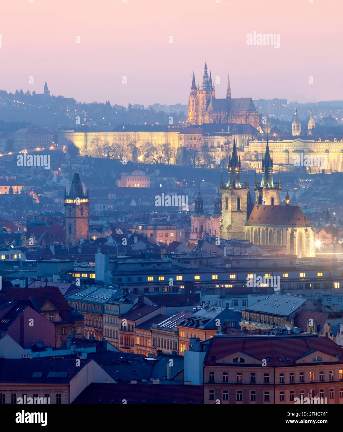 Praga, República Checa. Castillo Hradcany y agujas del casco antiguo al atardecer. Foto de stock