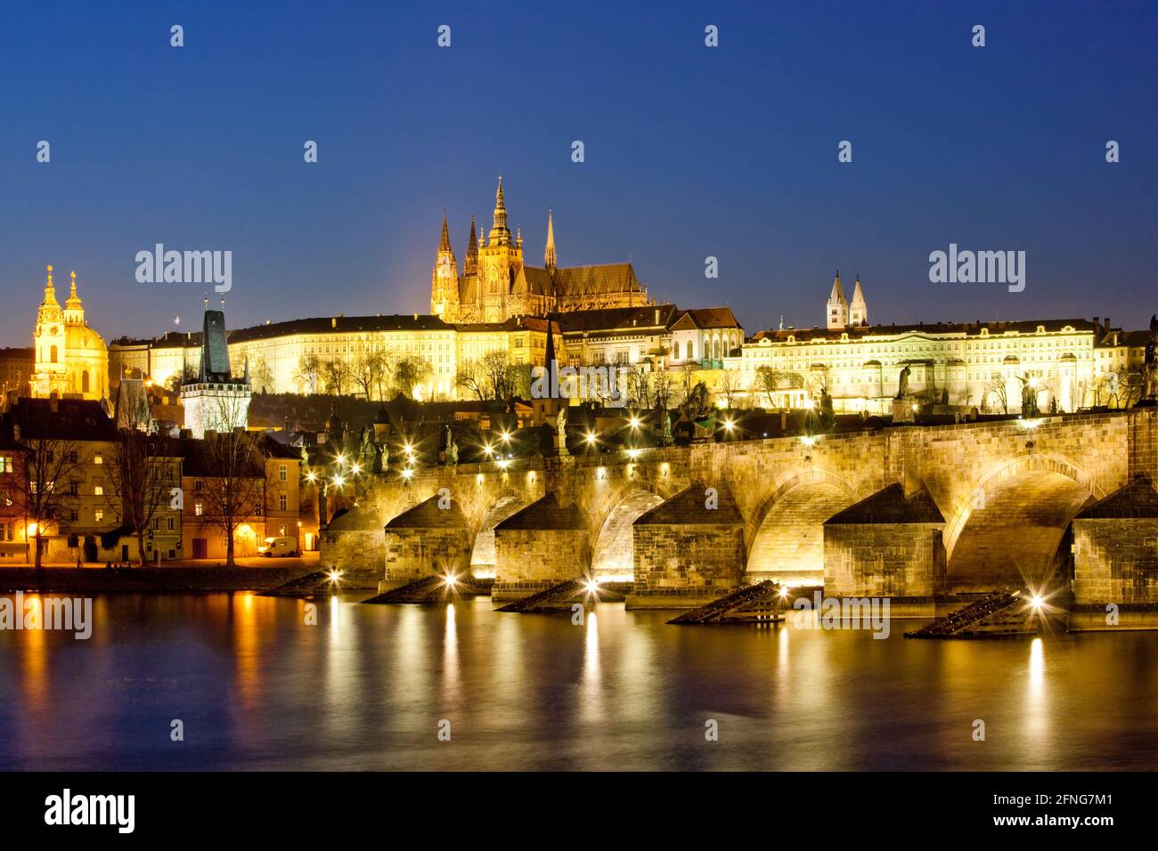 Praga, República Checa. Castillo de Hradcany y el puente de Carlos al atardecer. Foto de stock