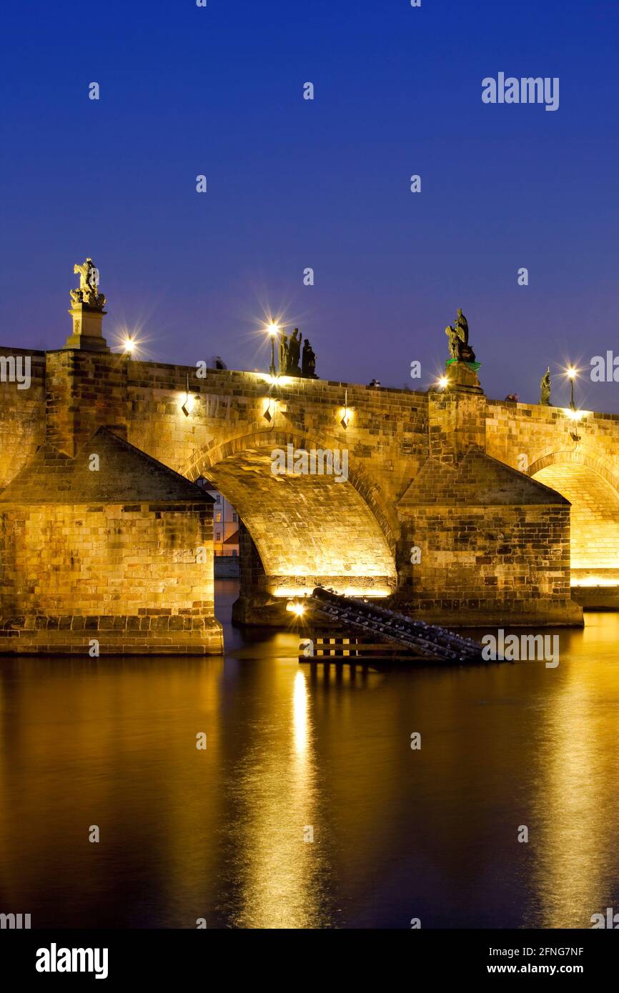 Praga, República Checa - Puente de Carlos iluminado por la noche. Foto de stock