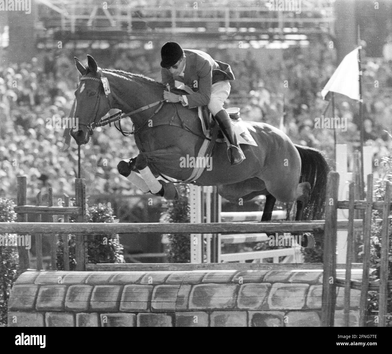 1960 Olimpiadas de verano en Roma. Salto de espectáculo: Hans Günter Winkler (Alemania) en Halla. [traducción automática] Foto de stock