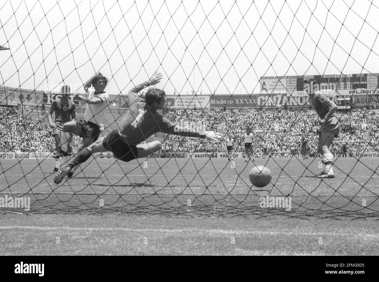 Copa Mundial 1970 en México: Alemania - Bulgaria / 5:2 / 07.06.1970 en León. Gol para Alemania 2:1 de Gerd Müller. No hay oportunidad para TW. Simeonov (Bulgaria). [traducción automática] Foto de stock