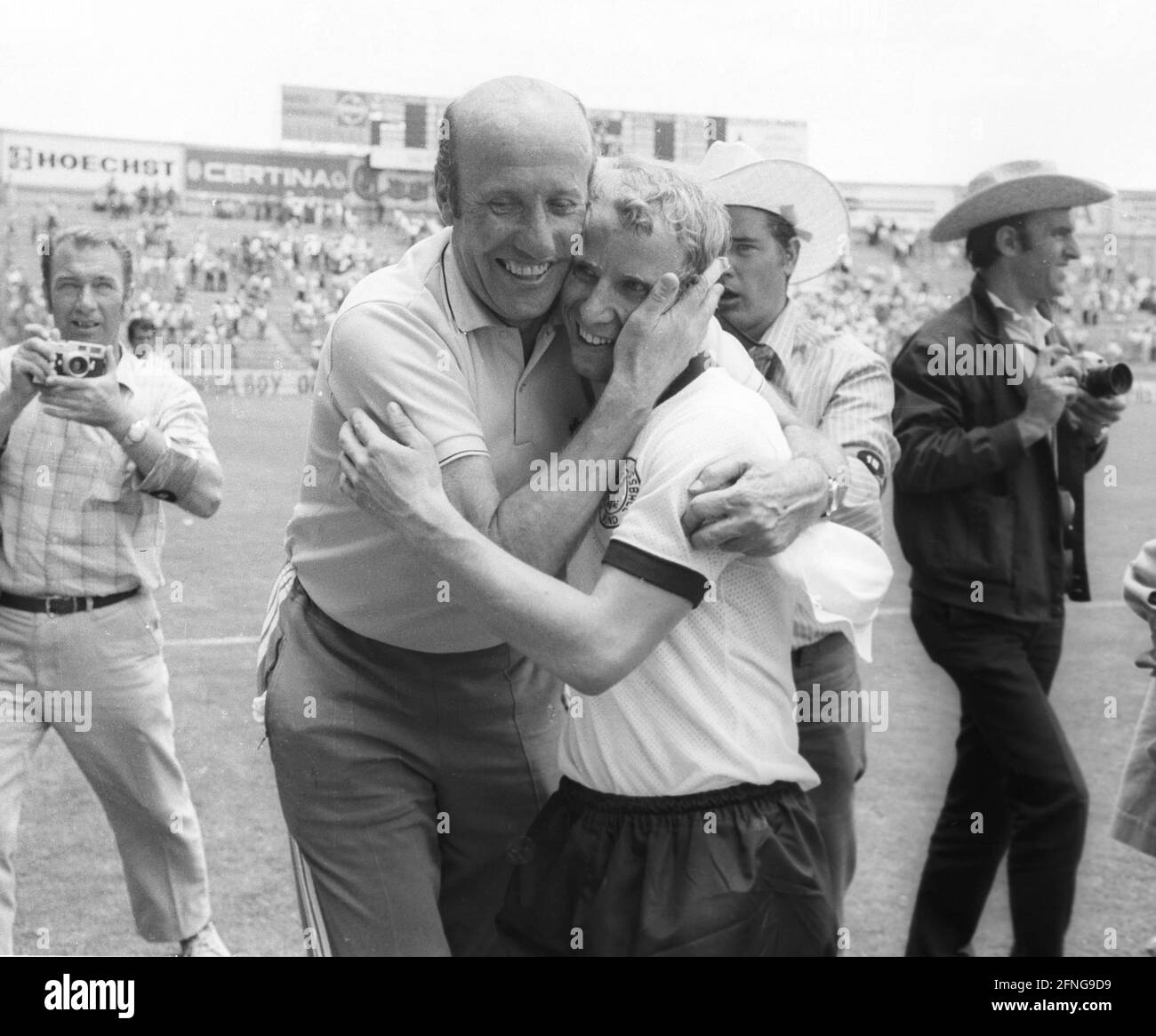 Copa Mundial 1970 en México: Alemania - Bulgaria / 5:2 / 07.06.1970 en León. El entrenador nacional Helmut Schön abraza a Berti Vogts. [traducción automática] Foto de stock