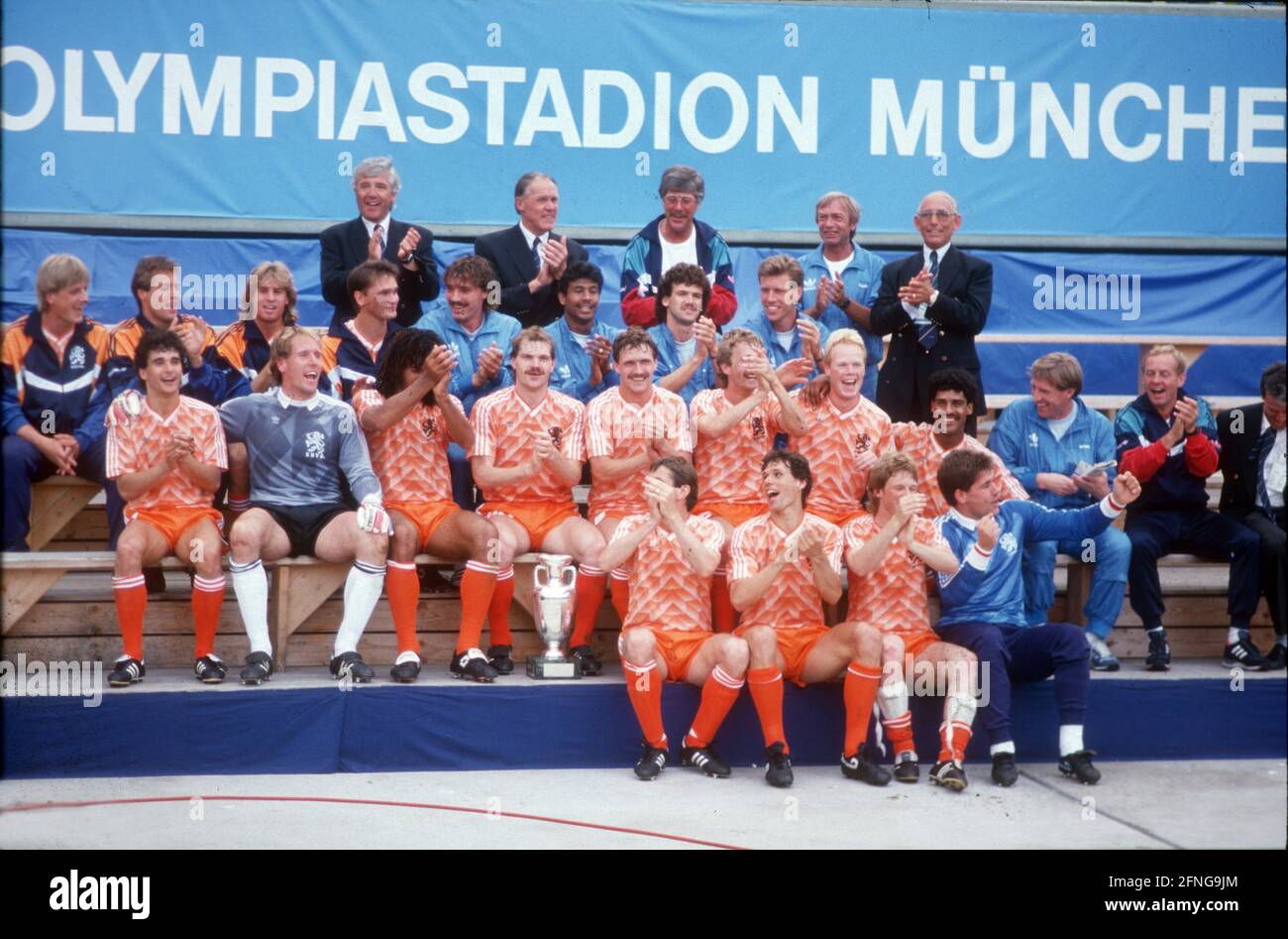 Campeonato Europeo de Fútbol 1988 en Alemania: Final: Holanda - Unión Soviética 2:0/25.06.1988 en Munich. Team Netherlands con CUP. [traducción automática] Foto de stock
