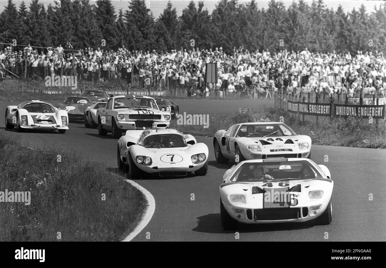 1000km carrera en el Nürburgring 05.06.1966. Frente no 46 Un Ford GT40 de Peter Revson y Skip Scott , acción , curva [traducción automática] Foto de stock