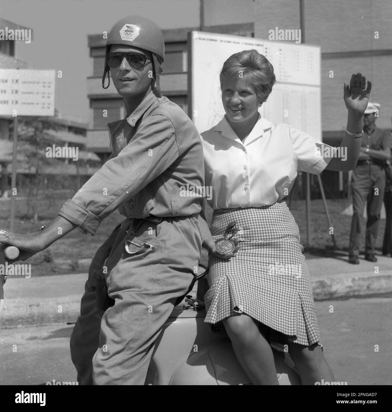 Juegos Olímpicos 1960 en Roma: Buceo acuático: Ingrid Krämer (GER/GDR) con medalla de oro, aquí como pasajero pillion en scooter. 28.08.1960. [traducción automática] Foto de stock