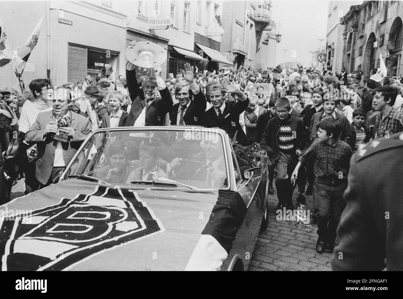 El Deut. Campeón 1970: Borussia Mönchengladbach en la motcade a través del centro de la ciudad de Gladbach. 05.05.1970 Desde la izquierda: El entrenador Hennes Weisweiler (con taza), Günther Netzer y Berti Vogts. [traducción automática] Foto de stock