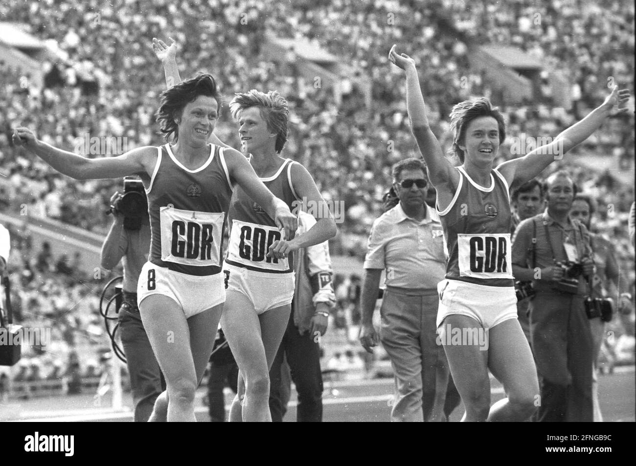Olimpiadas de Verano 1980 Moscú / Atletismo: El victorioso equipo de relevo de 4x100m de la RDA en el regazo de honor. Desde la izquierda: Romy Müller, Ingrid Auerswald y Marlies Göhr. Falta: Bärbel Wöckel. [traducción automática] Foto de stock
