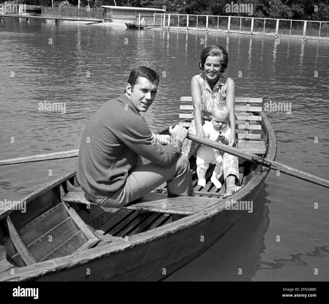 Franz Beckenbauer con su esposa Brigitte y su hijo Michael en 1967 en el Woerthersee en un bote de remo 01.07.1967 (estimado). derechos de autor sólo para propósitos periodísticos ! [traducción automática] Foto de stock
