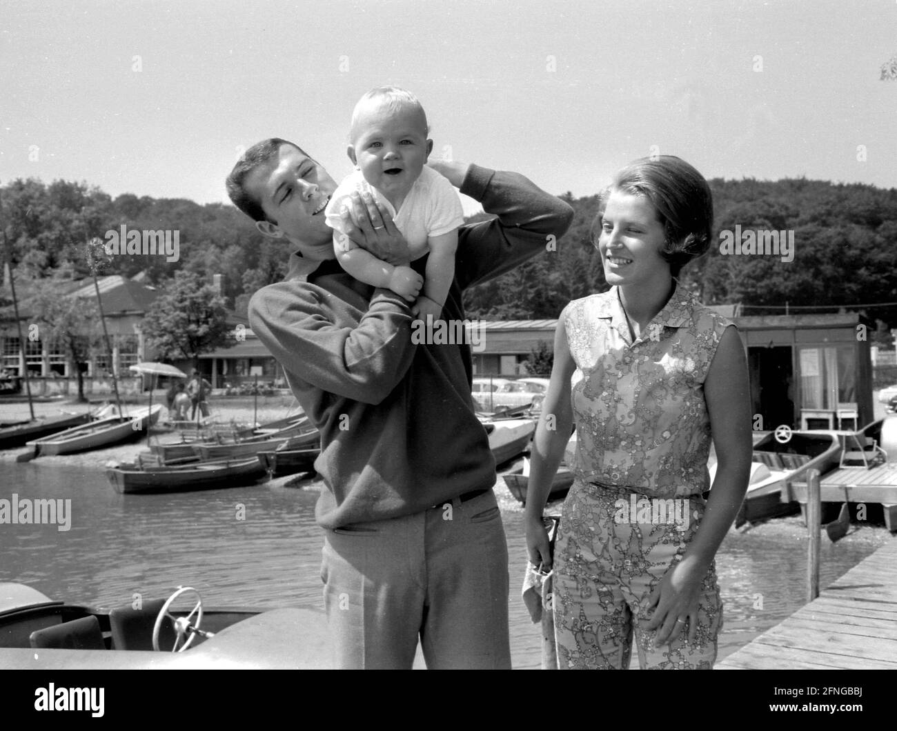 Franz Beckenbauer con su esposa Brigitte y su hijo Michael 1967 en el Woerthersee. 01.07.1967 (estimado). derechos de autor sólo para propósitos periodísticos ! [traducción automática] Foto de stock