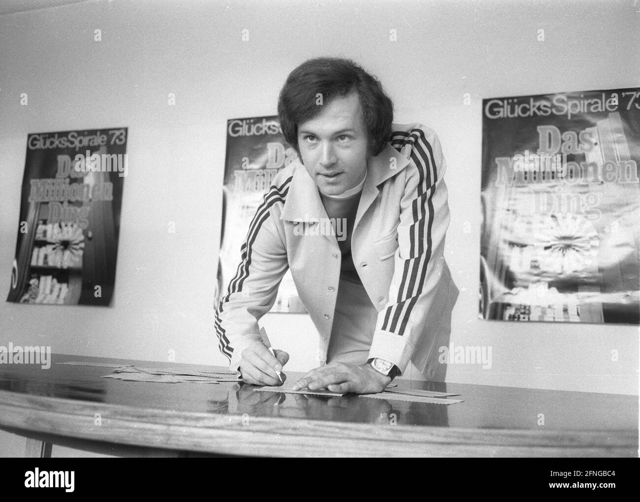 Franz Beckenbauer en una conferencia de prensa del Glücksspirale 26.03.1973. [traducción automática] Foto de stock