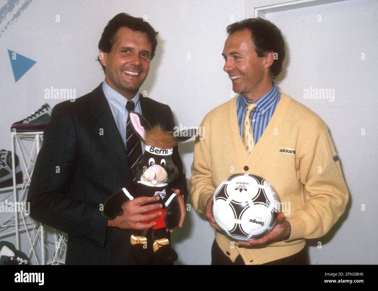 El entrenador nacional Franz Beckenbauer (Alemania) con el jefe de Adidas René C. Jäggi 15.03.1988 (fecha estimada). Jaeggi con EM mascota Copyright sólo para uso periodístico! ¡Sólo para uso editorial! Copyright
